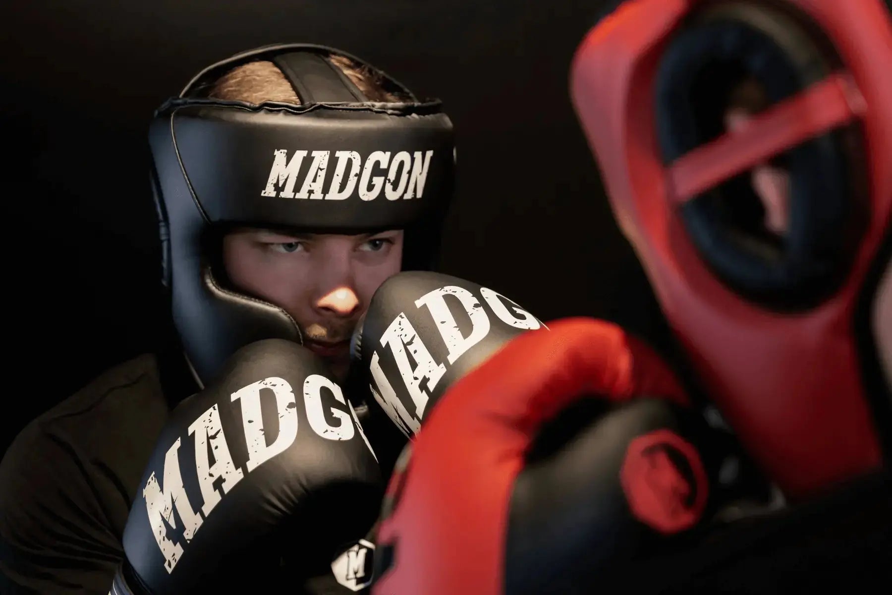 Kopfschutz Mundschutz Zahnschutz Tiefschutz Brustschutz Schienbeinschutz Fußschutz Handschutz Boxhandschuhe Boxbandagen Unterarmschutz Ellbogenschutz Knieschutz Kampfweste Schutzweste Schlagpolster Schlagpratzen Trainingswaffen Kampfsportanzug Keiko-Gi