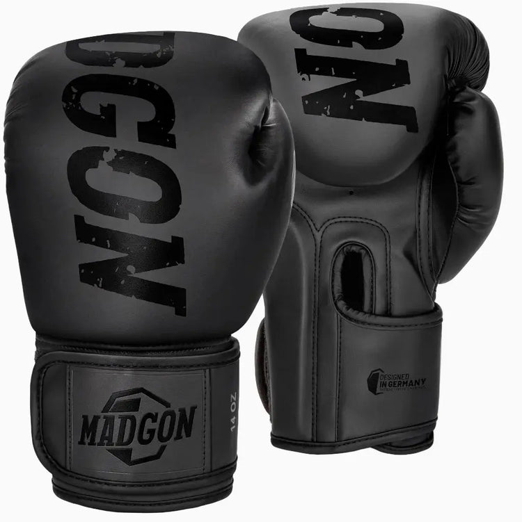 MADGON Boxhandschuhe in Schwarz (14 OZ) auf weißem Hintergrund mit schwarzem Marken-Logo auf der Oberseite und am Handgelenk-Klettverschluss