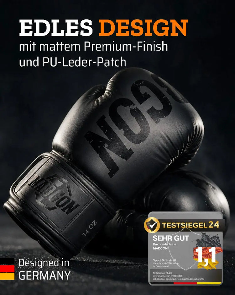 Nahaufnahme der schwarzen MADGON Boxhandschuhe mit mattem Finish, Designed in Germany Siegel und Testsieger24 Auszeichnung mit der Note Sehr Gut (1,1)