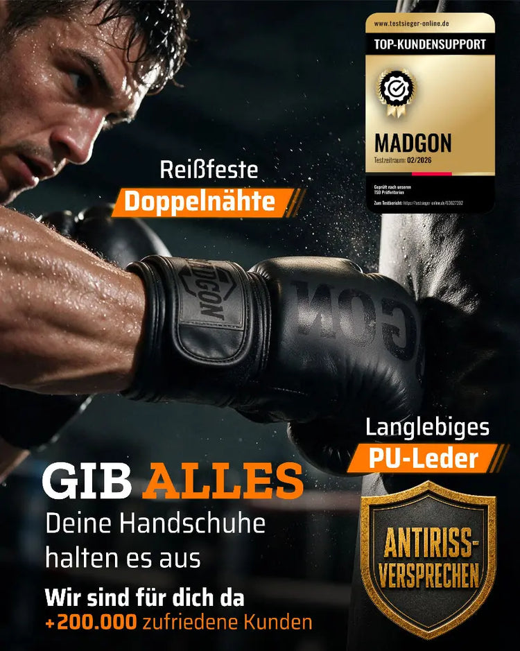 Kampfsportler beim Training am Sandsack mit MADGON Boxhandschuhen – Hervorhebung der reißfesten Doppelnähte, des langlebigen PU-Leders und des Antiriss-Versprechens