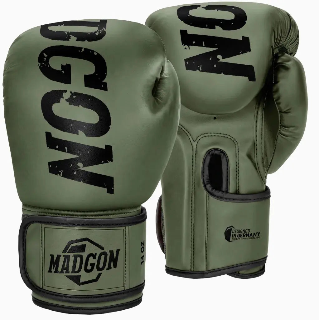 MADGON Boxhandschuhe in Olive (14 OZ) auf weißem Hintergrund mit schwarzem Marken-Logo auf der Oberseite und am Handgelenk-Klettverschluss