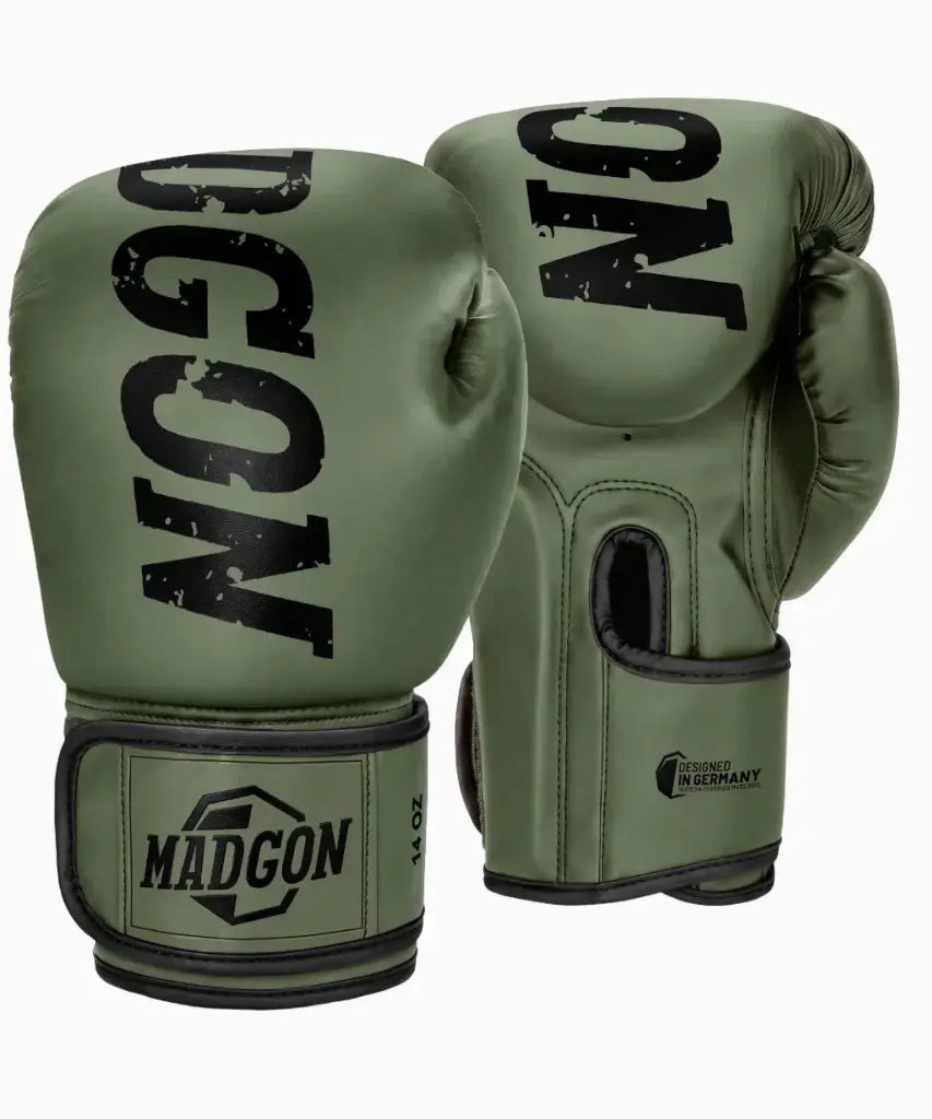 MADGON Boxhandschuhe in olive (14 OZ) auf weißem Hintergrund mit schwarzem Marken-Logo auf der Oberseite und am Handgelenk-Klettverschluss