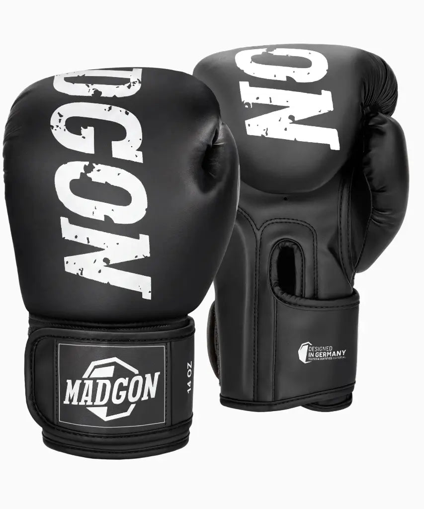 MADGON Boxhandschuhe in schwarz weiss (14 OZ) auf weißem Hintergrund mit schwarzem Marken-Logo auf der Oberseite und am Handgelenk-Klettverschluss