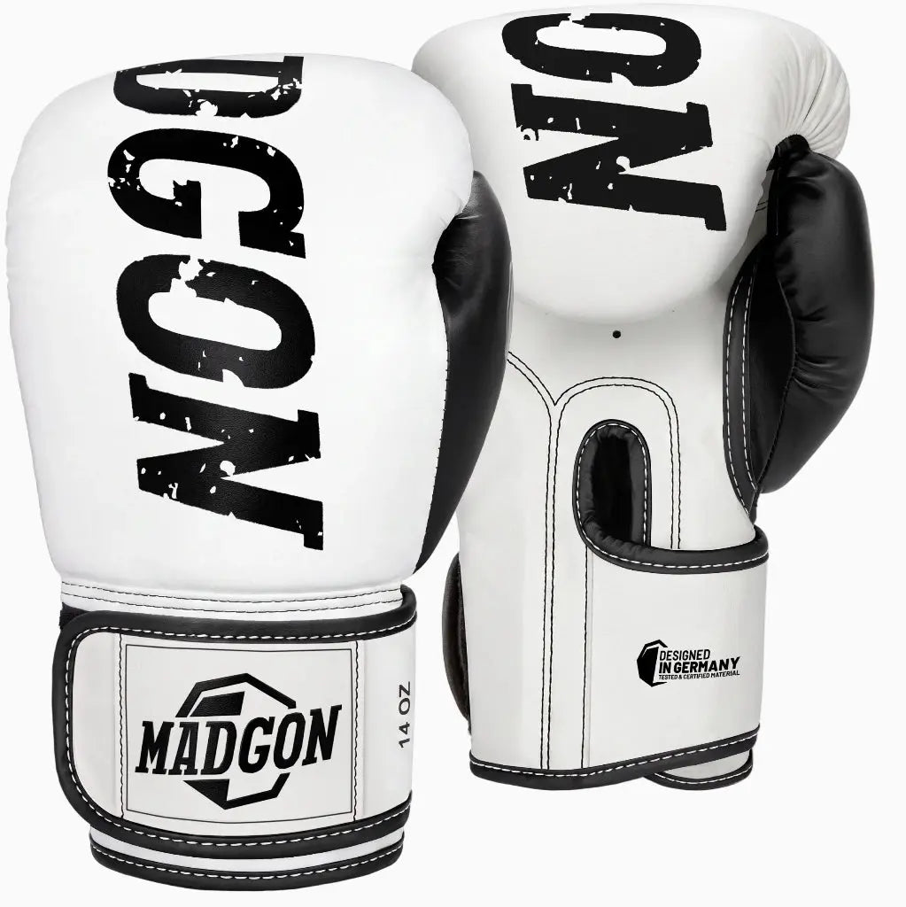 MADGON Boxhandschuhe in Weiß (14 OZ) auf weißem Hintergrund mit schwarzem Marken-Logo auf der Oberseite und am Handgelenk-Klettverschluss