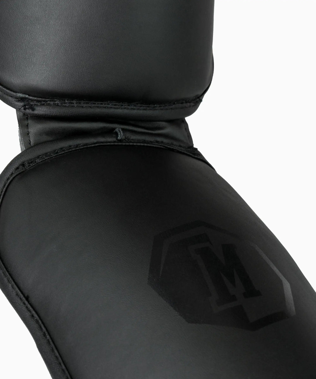 Schienbeinschoner Rookan mattschwarz MADGON