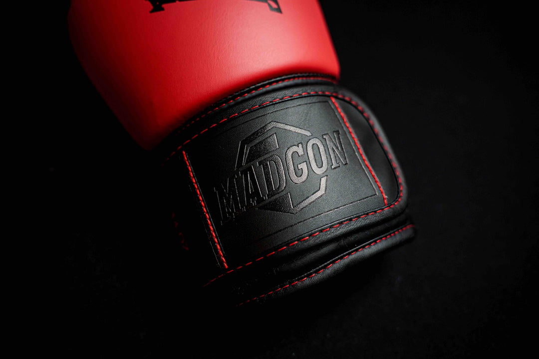 Boxhandschuhe aus Leder rot schwarz im Detail